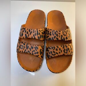 FREEDOM MOSES LEOPARD PRINT RUBBER SANDALS